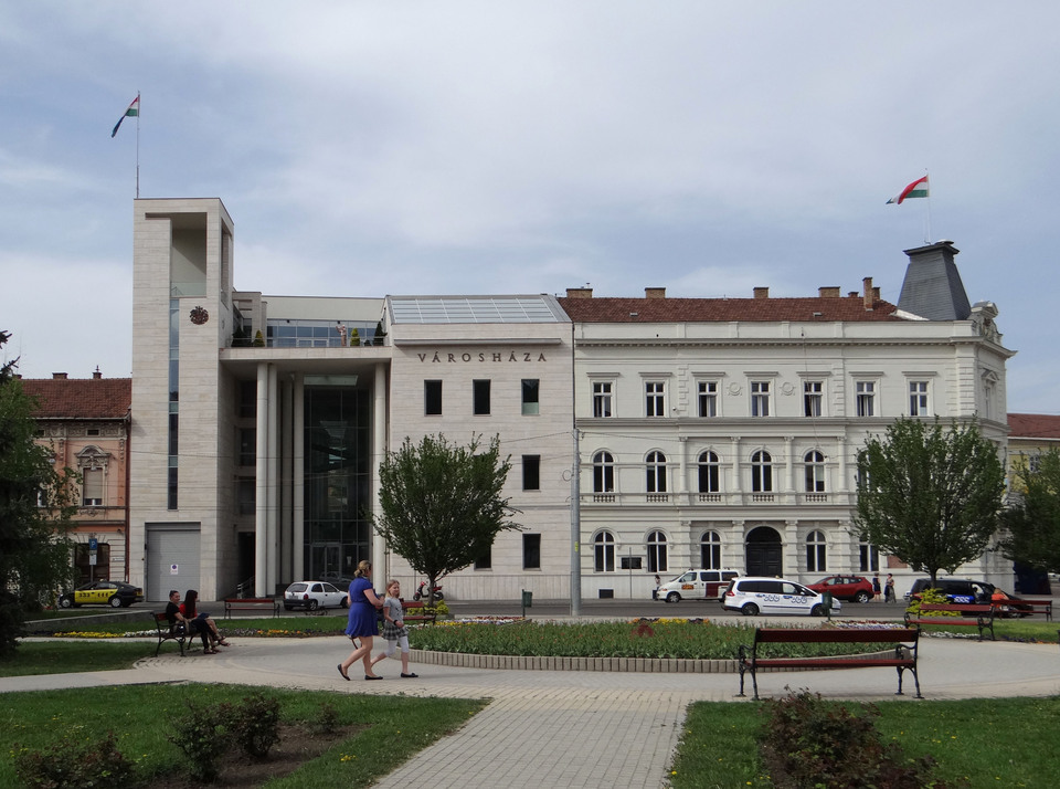 Az említett közvéleménykutatásban az illeszkedés témakörében választott modern példa: A miskolci városháza bővítése, tervező: V+A Viszlai Építésziroda, fotó: Szalax | WikiMedia Commons

