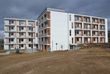 Veszprémi Építész Műhely: 50 lakásos apartmanház idősek számára, Veszprém. Fotó: Kovács Dávid DLA
