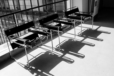 Vaszilij-székek a dessaui Bauhausban. Forrás: Wikimedia Commons / Lorkan
