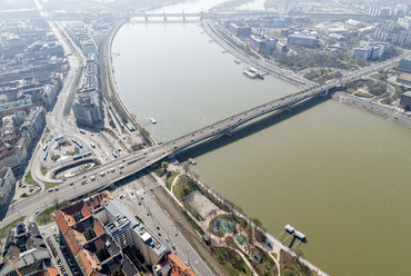 A Petőfi híd környezete 2019-ben, balra a Millennium-negyed, jobbra az EXPO helyett épült campus, háttérben a BudaPart fejlesztés előkészülete. Forrás: Paragram / fotó: Danyi Balázs
