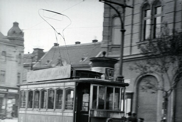 Fő tér, háttérben balra a Széchenyi István utca sarkán álló ház látszik, 1937. forrás: Fortepan / Martin Kornél
