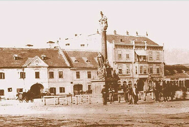 A Fő tér északi oldala valamikor a 19. század második felében. Forrás: Balló László
