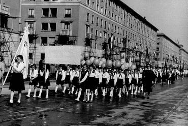 Május elsejei felvonulás a még épülő Vasmű úton, Sztálinvárosban, 1950-es évek eleje. Fotó: Sztálinváros-fotóalbum, MÉM MDK Múzeumi Osztály, Adattári gyűjtemény
