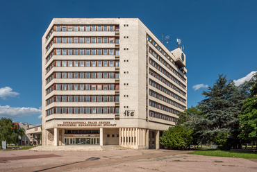 A Dósa Károly tervezte egykori MSZMP-székház 1977 óta áll a szomszédos telken. A rendszerváltás után irodák és rendezvényhelyszín működött benne, de az állapotának romlása nyomán 2010 óra üresen, immár állami tulajdonban áll. Esetleges lebontása, felújítása évek óta visszatérő kérdés, közben a lehulló törmelékek miatt idén már körbekerítették a homlokzatát.

 
