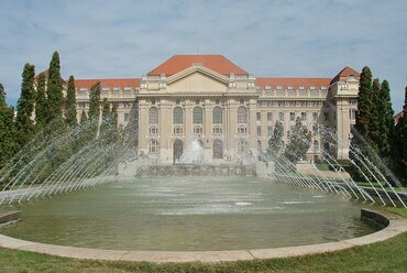 Debreceni Egyetem főépületel. Forrás: Mister No/Wikimedia Commons
