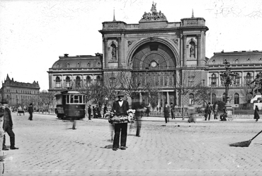 Baross tér, szemben a Keleti pályaudvar. Forrás: Fortepan/Deutsche Fotothek/Brück und Sohn
