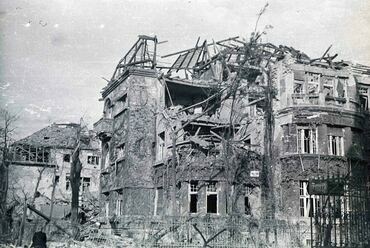 Lendvay utca, jobbra a Munkácsy Mihály utca, bombázás után, 1944. Forrás: Fortepan / 93928 / Pálfy András
