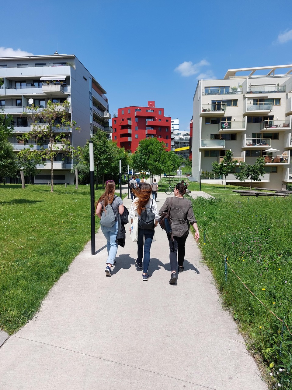 Bécs barnamezős fejlesztése a Főpályaudvar építését követően felszabaduló területen változatos, emberi léptékű városnegyedet hozott létre, parkkal, különféle lakóépülettípusokkal, városias központtal. Fotó: Erő Zoltán
