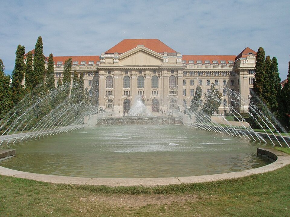 Debreceni Egyetem főépületel. Forrás: Mister No/Wikimedia Commons

