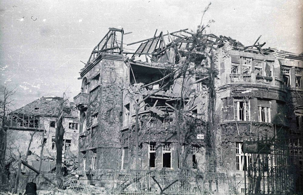 Lendvay utca, jobbra a Munkácsy Mihály utca, bombázás után, 1944. Forrás: Fortepan / 93928 / Pálfy András
