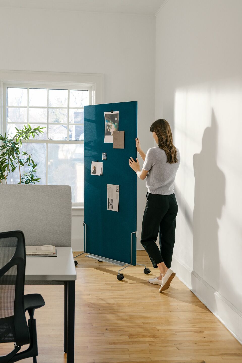 A Herman Miller OE1 Mobile Easel kollekciója lehetővé teszi a kollaboratív terek kialakítását – forrás: MillerKnoll
