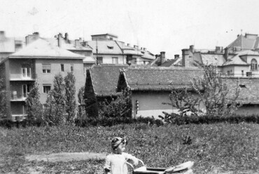 A Böszörményi út és Kiss János Altábornagy utca közötti terület a Szoboszlai utcánál. Háttérben az Ugocsa utca épületei, 1950. Forrás: Fortepan
