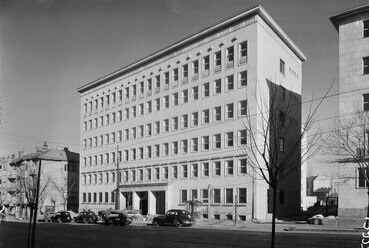 Böszörményi út 20-22., a Közlekedési Építő Vállalat irodaháza. Balra a Szoboszlai utca torkolata, jobbra a Földalatti Vasút Vállalat épületének sarka látszik, 1953. Forrás: Fortepan/UVATERV
