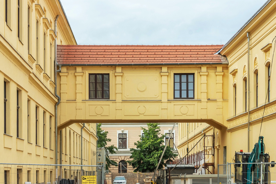 Debrecen, a Városháza és a Kis-Orbán-féle kereskedőház közötti épülethíd. Fotó: Gulyás Attila
