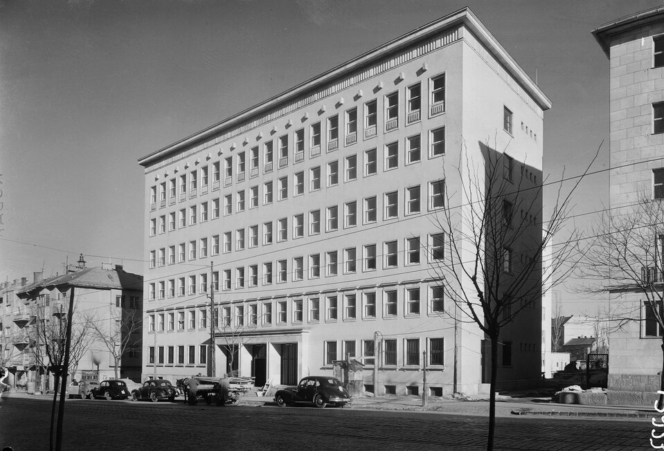 Böszörményi út 20-22., a Közlekedési Építő Vállalat irodaháza. Balra a Szoboszlai utca torkolata, jobbra a Földalatti Vasút Vállalat épületének sarka látszik, 1953. Forrás: Fortepan/UVATERV

