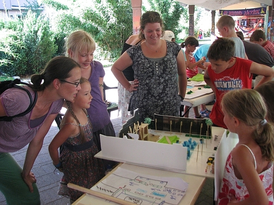 Iskolai programok, nyári táborok Beleznay Éva közreműködésével. Forrás: Építészfórum archívum
