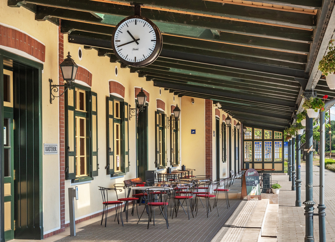 Tíz állomás, 150 év építészete – a Balaton déli partjának vasúti épületei