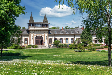 Siófok eredeti, közepes méretű épülete helyett 1904-ben a városközponthoz némileg közelebb épült új állomás. Az utcai homlokzat a második világháborúban elpusztult, díszes tornyait 1989-ben kapta vissza.

 
