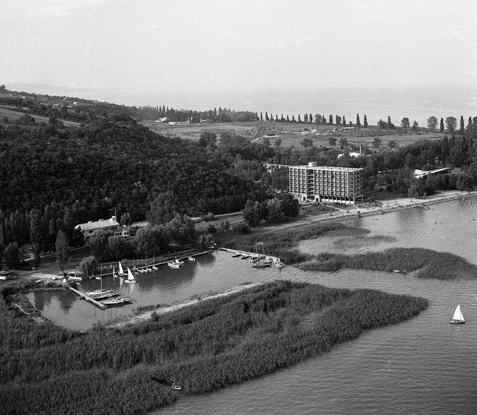 Tihany, légifotó, Balaton-part a révtől nyugatra, középpontban a Tihany Yacht Club és a Hotel Tihany. Felvétel éve: 1967. Forrás: Fortepan 65558 / Magyar Rendőr
