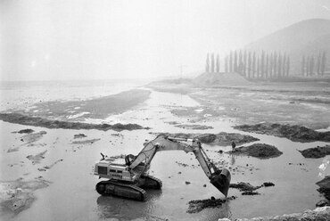 Ideiglenes Duna-meder létesítése a bős-nagymarosi vízlépcsőrendszer építésekor, 1986. Forrás: Fortepan / Vimola Károly
