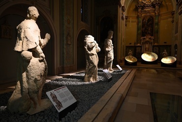 A veszprémi Szentháromság-szobor eredeti részei
