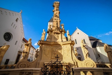 A veszprémi várnegyed Szentháromság-szobra
