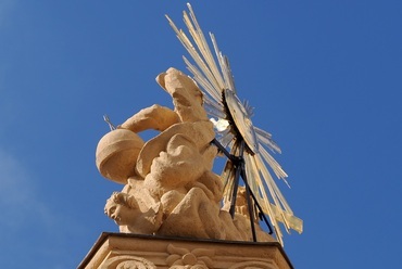 A veszprémi várnegyed Szentháromság-szobra
