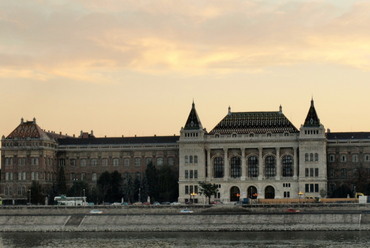 Budapesti Műszaki és Gazdaságtudományi Egyetem központi "K" épülete, XI. kerület. Forrás: Wikimedia Commons | Misibacsi
