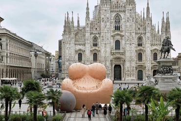 A Butor nagyítása, "Suffering Majesty" névre keresztelt 8 méteres köztéri pop up szobor a 2019-es milánói designhéten a dómtéren
