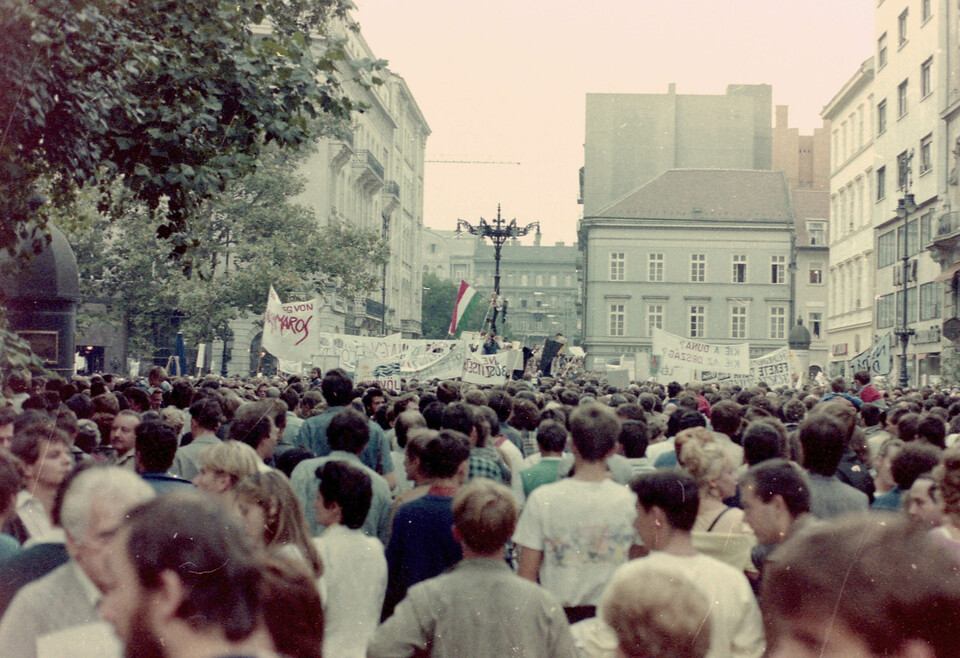 Vörösmarty tér, tüntetés a bős-nagymarosi vízlépcsőrendszer felépítése ellen, 1988. május 27-én. Forrás: Fortepan
