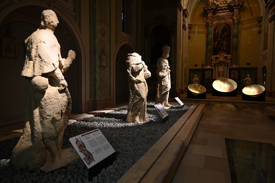 A veszprémi Szentháromság-szobor eredeti részei
