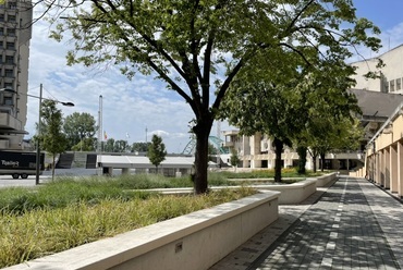 A tér észak-nyugati oldalán megnövelt zöldfelület mellett egy kerékpáros sáv is helyet kapott. A fotót készítette: Laczka Áron.
