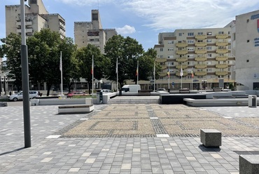 Az eredeti burkolat egy részét megőrizték a tér keleti oldalán. A fotót készítette: Laczka Áron.
