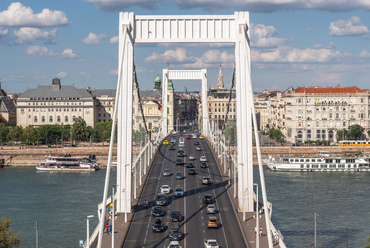 A budapesti Erzsébet híd nem csak hazánk legnagyobb függőhídja, de a világörökségi városkép meghatározó eleme is. A hófehér hídszerkezet ősszel ünnepli 60. születésnapját.
