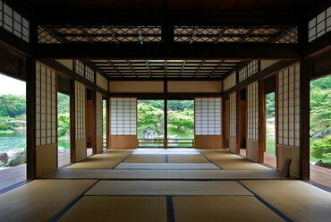 Kikugetsu-Tei teaház a japán Shikoku szigetén lévő Ritsurin kertben. 
