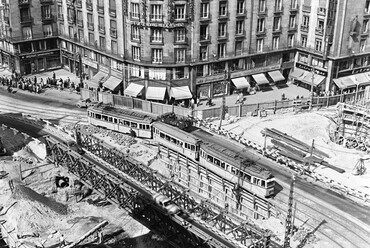 Astoria kereszteződés, az aluljáró építésénél felhasznált Zagyva híd, szemben az MTA lakóház, 1963. Forrás: Fortepan / Főmterv
