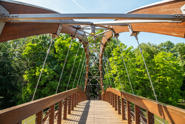 Szarvas város központjában 2010-re épült fel az új Erzsébet híd, egy korábban ugyanitt álló, egyszerűbb fahíd helyén, Hankó György hídmérnök és Janurik György építész tervei alapján.


 

