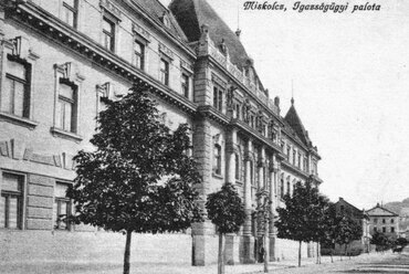 A miskolci Igazságügyi palota. Ismeretlen - Dobrossy I.: Miskolc írásban és képekben 1/1. Miskolc, 2006. Forrás: Wikimedia Commons
