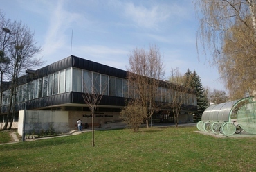 A Miskolci Egyetem, Könyvtár, Levéltár, Múzeum épülete a felújítás előtt. Forrás: Szalax/Wikimedia Commons
