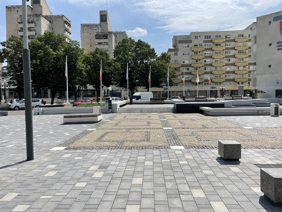 Az eredeti burkolat egy részét megőrizték a tér keleti oldalán. A fotót készítette: Laczka Áron.
