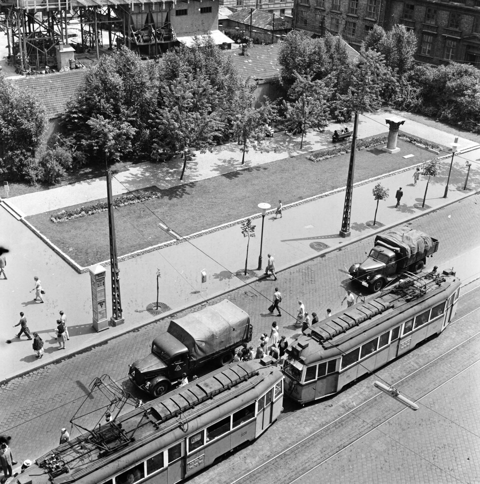 Múzeum körút az Astoriánál. Jobbra az egykori Rákóczi (Kerepesi) úti Nemzeti Színház oszlopfőjéből készült Nemzeti Színház-emlékmű, 1961. Forrás: Fortepan / Főmterv
