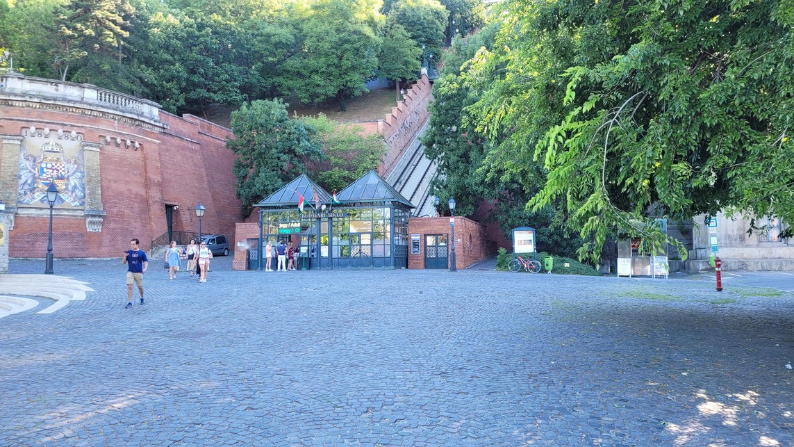 A Budavári Sikló előtere
