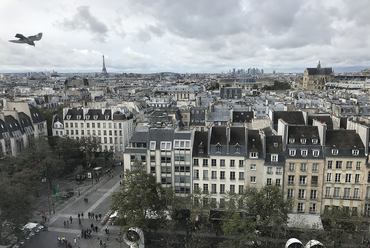 Párizs összképe a Pompidou központ tetőteraszáról észak, a La Défense felé nézve. Fotó: Benkő Melinda
