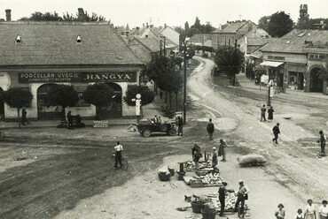 Fő (Darányi) tér, szemben a Fő utca a Sió felé nézve, 1925. Forrás: Fortepan / Jurányi Attila
