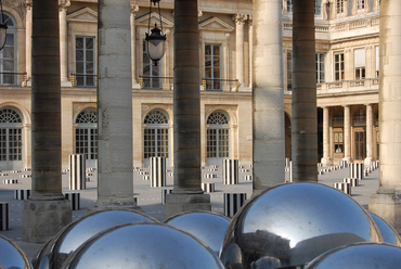 A Palais-Royal (Királyi Palota) udvara, amelyet Daniel Buren francia konceptualista képzőművész helyspecifikus alkotása, a Les Deux Plateaux-t (1986) formált köztérré.  Fotó: Benkő Melinda
