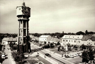 A víztorony, 1966-ban, mellette az 1848-as emlékművel. Forrás: https://egykor.hu/

