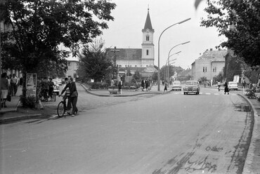 Fő utca, középen szemben a Sarlós Boldogasszony-templom, jobbra a fák takarásában a Víztorony látszik, 1967. Forás: Fortepan / Liszkay Ferenc
