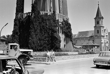 Fő utca, a felvétel a Víztorony előtt készült, jobbra a Sarlós Boldogasszony-templom, 1967. Forrás: Fortepan / Szilvási hagyaték
