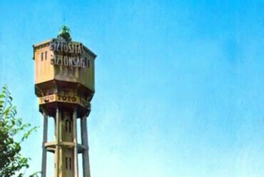 A víztorony, háttérben a Sió áruházzal, 1971. Forrás: https://egykor.hu/
