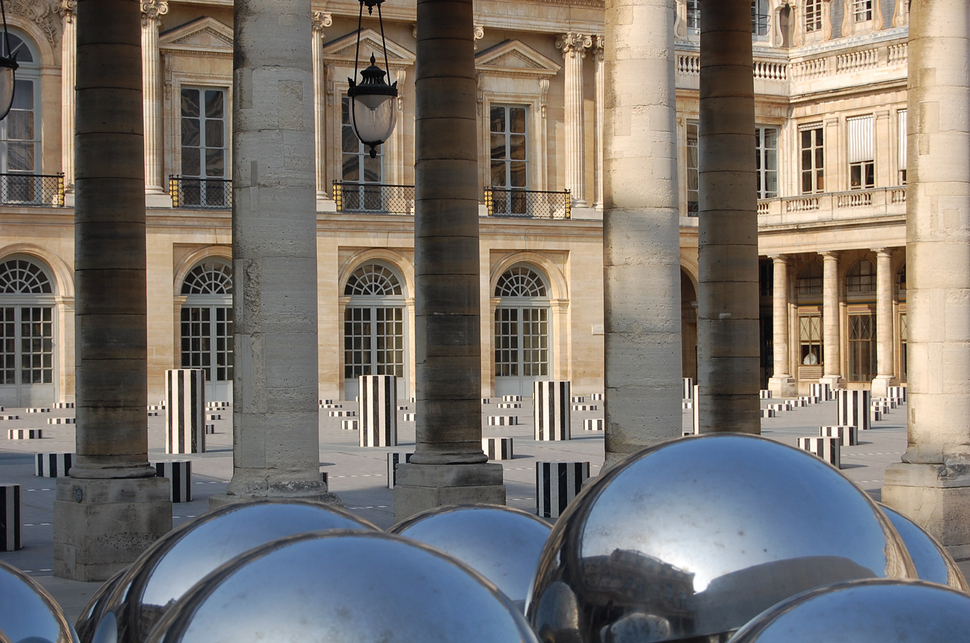 A Palais-Royal (Királyi Palota) udvara, amelyet Daniel Buren francia konceptualista képzőművész helyspecifikus alkotása, a Les Deux Plateaux-t (1986) formált köztérré.  Fotó: Benkő Melinda
